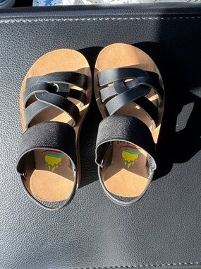 Aloha Island Black Strappy Kids Sandals with Elastic Back